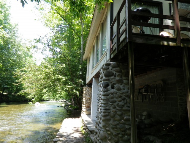 river_cabin.jpg